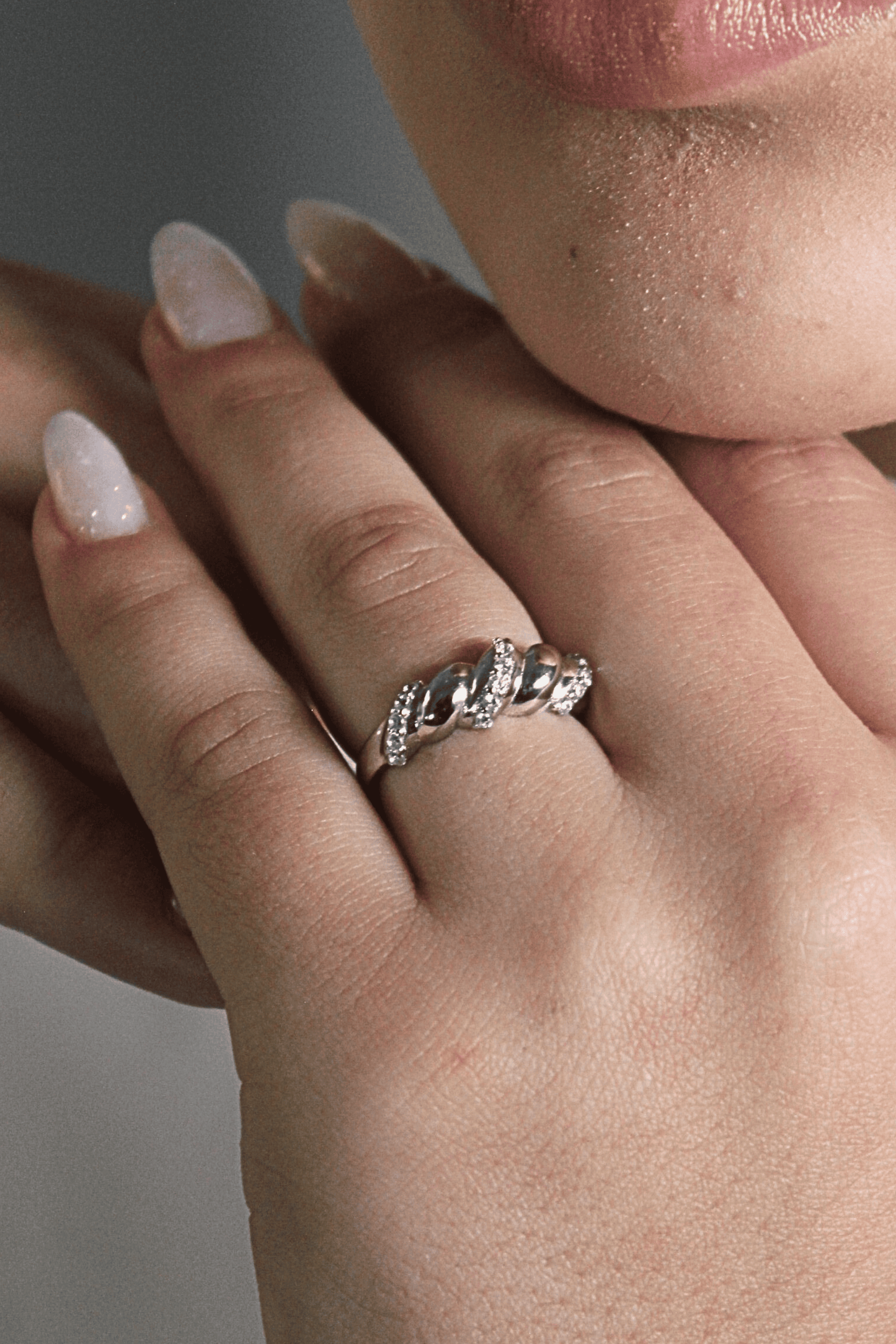 טבעת צדפה משובצת זירקונים - כסף